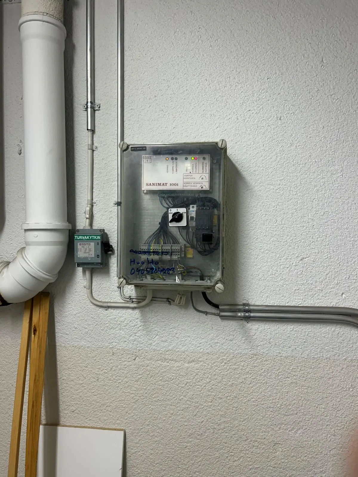 Pumppaamon ohjauskeskus seinällä, vieressä viemärin tuuletusputki