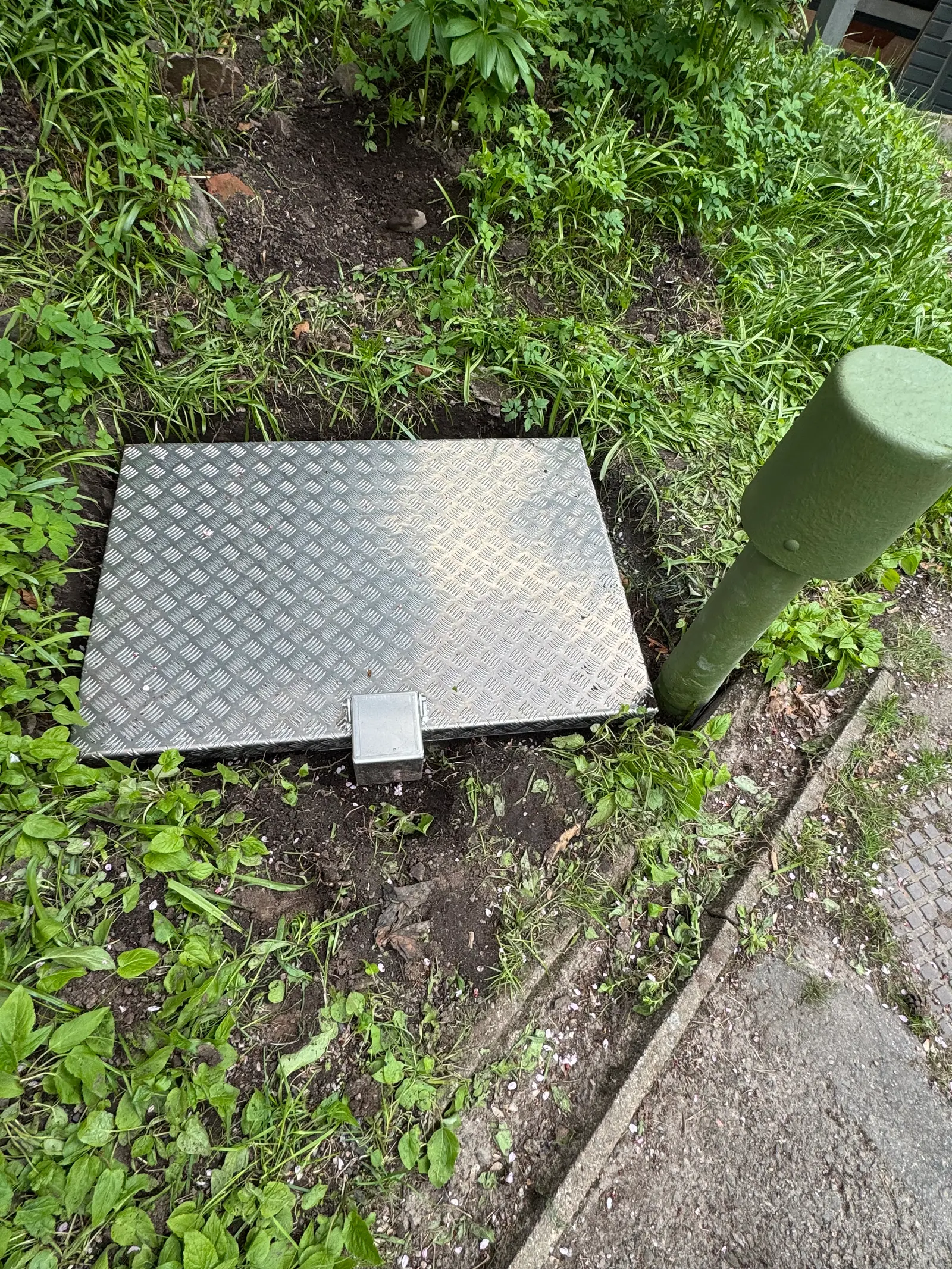 Pumppaamon teräskansi ja viemärin tuuletusputki pihalla