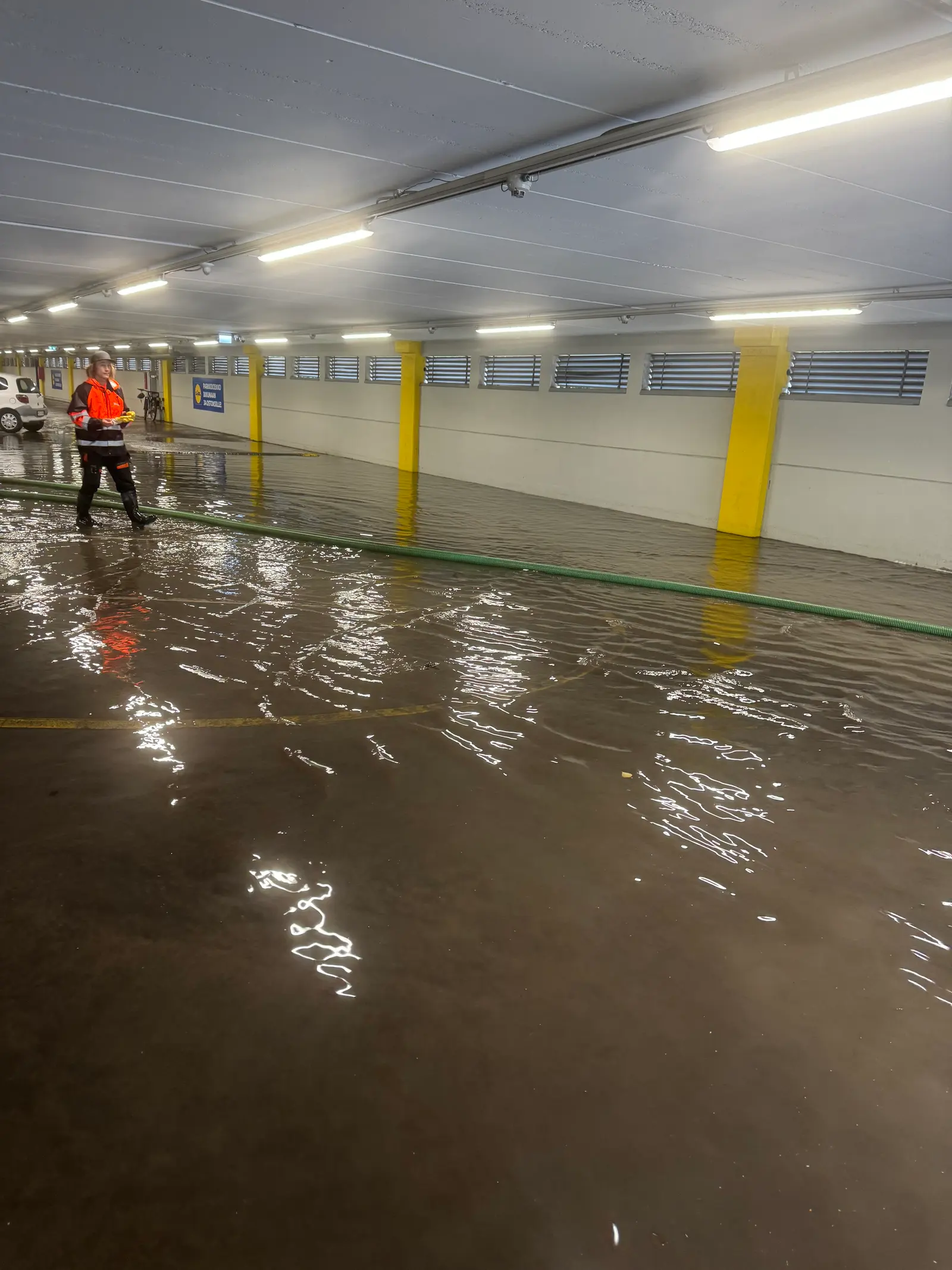 Vettä kiinteistön hallin lattialla pumppauksen keskeydyttyä